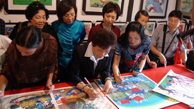 知名書法家詹秀蓉女士造訪位於金山的中國農民畫村題字留念