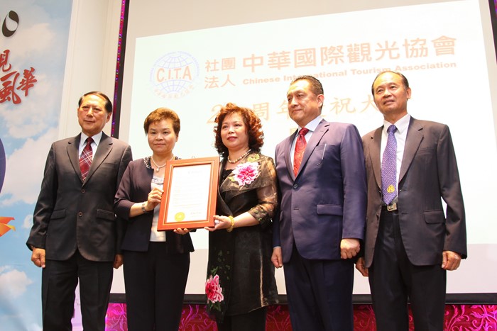 2016年中華國際觀光協會理事長詹秀蓉率協會幹部接受美國議會表揚傑出成就