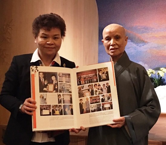 2016年詹秀蓉女士與慈濟證嚴上人出席「第十五屆國際佛教傑出女性」頒獎典禮時合影