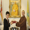 2010年中台禪寺執行長見允法師贈送紀念品