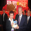 2010年行政院院長吳敦義與著名書法家詹秀蓉