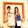 2011年美國國會代表周燕霞(右)特別頒發褒揚狀給詹秀蓉老師(左)